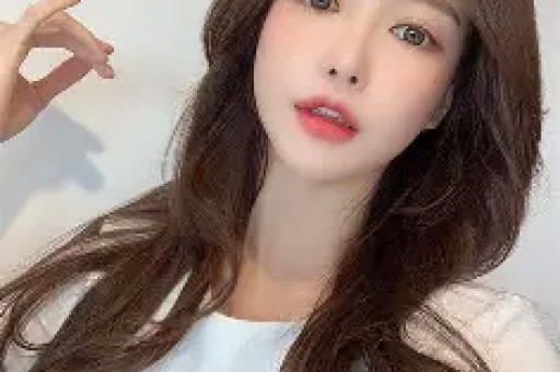 王思聪前女友黄一鸣被曝猛料 被60岁大爷包 嚣张回应 闪闪生父被
